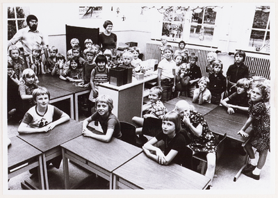 2130 Schoolklas in tijdelijke huisvesting oude huishoudschool. Staande schoolhoofd Boschman (links) juf Toebes-Döppen ...