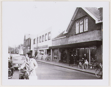 2463 Schoenhandel Jansen (rechts) daarnaast Weijenberg Supermarkt, daarnaast Hotel de Industrie