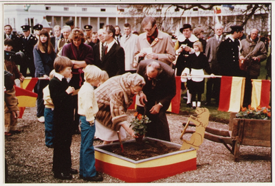 2626 Presentatie in tuin paleis Soestdijk ter gelegenheid van 70e verjaardag koningin Juliana