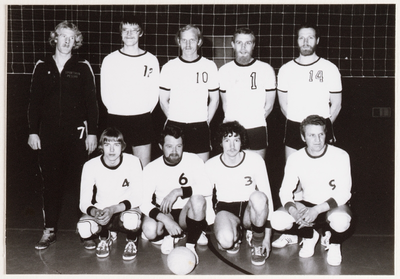 2818 Herenteam KSV Volleybal. vlnr (staand) T. Orriens, P. Porskamp, H. Reinders, H. Meekes, H. Wolterink, (gehurkt) M. ...