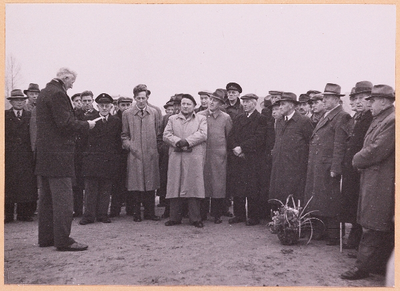 249 Officiële opening van het parkeerterrein ten behoeve van de paardenmarkten in Hengelo, in 1950, dat ten oosten van ...