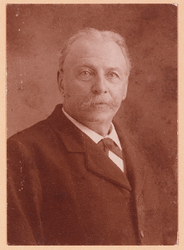 282 Jacob Christiaan Reepmaker van Belle, ambtenaar ter secretarie van de gemeente Hengelo van 1905-1907. Hij werd ...