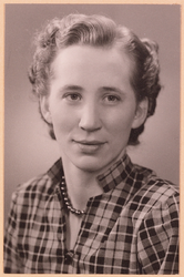 297 Johanna Theodora Eugelink, ambtenaar ter secretarie van de gemeente Hengelo van 1948-1959. Zij werd geboren op ...