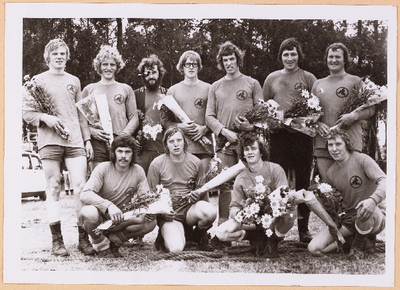 418 Touwtrekvereniging Bekveld. De foto is genomen t.g.v. het kampioenschap in 1974. Staand v.l.n.r: B.C. Hanskamp, ...
