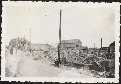 1191 De hoofdstraat van Rhenen, verwoest door de Duitsche artillerie