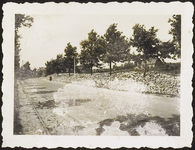 1201 Het puin van Rhenen is buiten het stadje langs den weg opgestapeld.