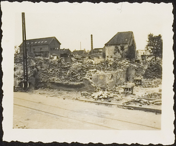 1250 Rhenen, verwoest door de Duitsche artillerie. Overzicht hoofdstraat