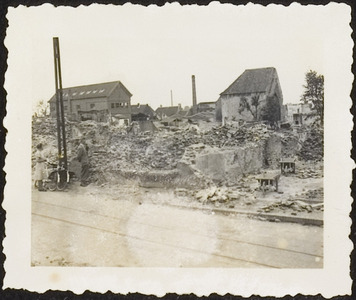 1252 Rhenen, verwoest door de Duitsche artillerie. Overzicht hoofdstraat