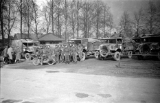 400040 Geallieerde militairen bij de oude ambachtschool. Canadese militaire vrachtwagens van het type Chrevrolet