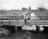 400286 Sierd en Lies Veldman. Door de Duitsers gebouwde noodbrug naast de verwoeste brug over de Luntersche beek, ...