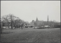 2961 In het midden de Nederlands Hervormde kerk