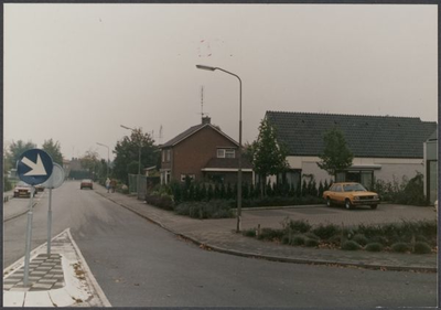 3181 Een kijkje in de Elsensohnstraat, rechts de parkeerplaats van de Rabobank