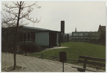 4118 Links de openbare basisschool, rechts een stukje van de openbare mavo. Op de achtergrond de toren van de Katholieke kerk