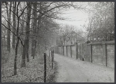 0052 Rechts de muur die de tuin van de Rooms-Katholieke kerk en de pastorie afbakent