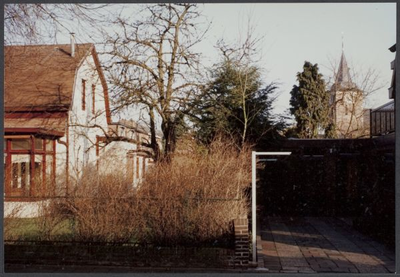 0537 Links woonhuis Kranen Veenink gezien vanaf de Hovenstraat. Rechts de toren van de Nederlands Hervormde Kerk