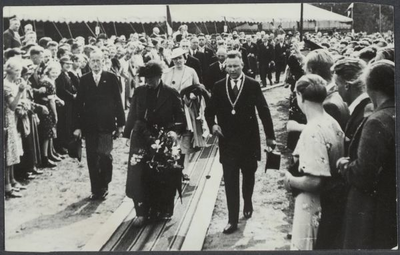 0595 Bezoek Koningin Wilhelmina aan Lanijto Landbouwtentoonstelling te Varseveld. Rechts burgemeester Boot