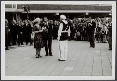 0629 Bezoek Prinses Beatrix aan de Gemeente Wisch. Rechts van haar burgemeester van Tuyll van Serooskerken