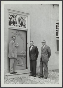 0669 Bij de deur Louis jonkheer van Vegelin van Claerbergen, eigenaar van kasteel Wisch