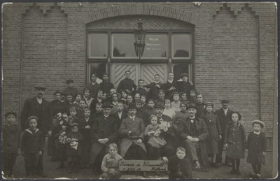 0733 Opvang van Franse vluchtelingen tijdens de Eerste Wereldoorlog 1914-1918. De foto is gemaakt voor het feestgebouw ...