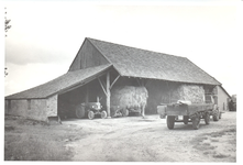 0078 Hooischuur met hooiwagens en tractor bij boerderij Oud Broekhuzien 