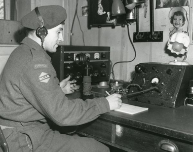 0142 Seiner J.T. Prime, Eerste Leger Seiners (Royal Canadian Corps of Signals (RCCS), bedient ontvangst- en ...