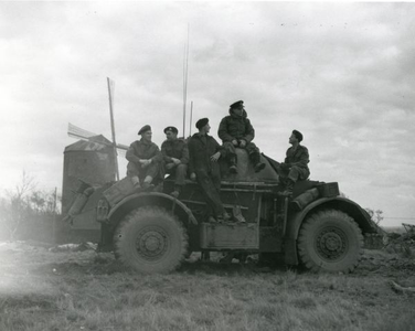 0144 Personeel met Daimler 'Staghound' gepanserd voertuig (pantserwagen) van het 18e Gepanserde Voertuigen Regiment ...