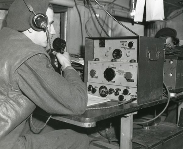 0145 Personeel van het Eerste Leger Seiners Royal Canadian Corps of Signals (RCCS)), bedient een radio-set. Van links ...