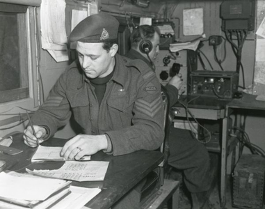 0146 Personeel van het Eerste Leger Seiners (Royal Canadian Corps of Signals (RCCS)). Van links naar rechts: Sgt. W. ...