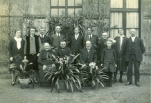 467-001 Foto van personeel van de familie Luyken, gefotografeerd bij het koetshuis. Van links naar rechts (achter): ...