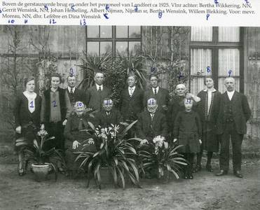467-002 Foto van personeel van de familie Luyken, gefotografeerd bij het koetshuis. Van links naar rechts (achter): ...