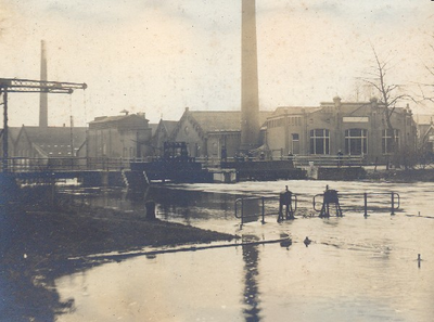 07 De buiten de oevers getreden Oude IJssel. De stuw bij Ulft. Op de achtergrond: gebouwen van de Ulftsche ...