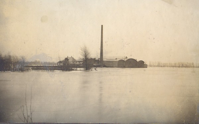 13 De buiten de oevers getreden Oude IJssel. Motorenfabriek De Vijf