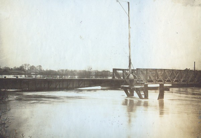 15 De buiten de oevers getreden Oude IJssel. Spoorbrug