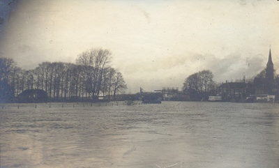 16 De buiten de oevers getreden Oude IJssel. De losplaats te Doetinchem. Gezicht op de gasfabriek en de Rooms Katholieke kerk