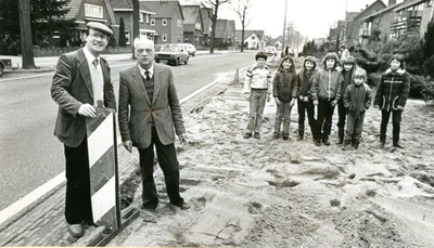 1095-08-0157 De aanleg van een trottoir en een voetgangers oversteekplaats. Links de heer Maas (buurtcomm.), rechts de ...