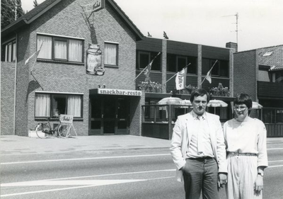 1095-08-0671 De eigenaren van snackbar De Holle Bus poseren voor hun zaak