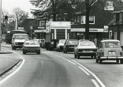 1095-8-0760 Verkeersdrukte. Rechts schoenhandel Leusink en melkboer Janse