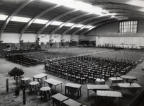 473 Tafels en stoelen zijn klaargezet in de markthal aan de Veemarkt voor de viering van 25 jaar Vredestein, 1934-1959. ...