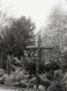 924 Houten kruis, het oorlogsmonument, in het plantsoen aan de Plantsoenstraat. Later werd dit herdenkingsteken ...