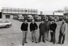 982 Transportbedrijf Rabeling. De tweede man van links is directeur Marcel Rabeling; het pand ging tijdens een brand in ...