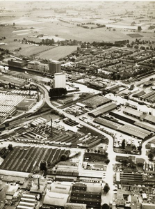 3369 Luchtfoto van het industrieterrein Hamburgerbroek. Duidelijk zichtbaar: o.a. de Havenstraat, het complex van ...