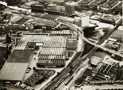 3376 Luchtfoto van het industrieterrein Hamburgerbroek. Duidelijk zichtbaar: o.a. de Havenstraat, het complex van ...