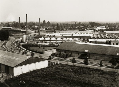 3383 Luchtfoto van het industrieterrein Hamburgerbroek. Duidelijk zichtbaar: o.a. de Havenstraat en de complexen van ...