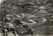 3391 Luchtfoto van een deel van Doetinchem en wijde omgeving. In het midden van de foto (boven spoorlijn): de Zuivelweg ...