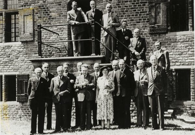5158 Opname bij 'De Kelder' van de 18 leden van de noodgemeenteraad, die op 23 november 1945 werd samengesteld. Voorste ...