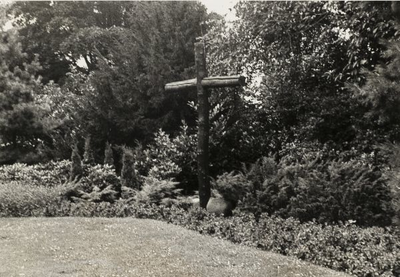5228 Het Doetinchemse oorlogsmonument: het houten kruis in het Mark Tennantplantsoen. Het kruis werd op 04-05-1982 ...