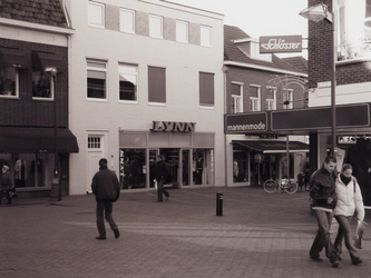 9647 Winkelstraat met onder meer kledingwinkels Lynn en Schlösser