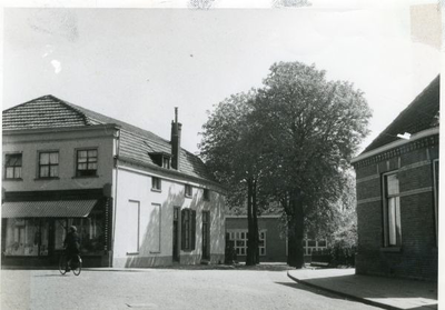 1095-10-0177 Op de achtergrond de Openbare Lagere school. Links het voormalige pand 'Breekveld'