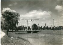1095-13-047 De ophaalbrug die voor de cycloon (1925) bij het gemeentehuis stond en sindsdien naar de Lange Wal verhuisd ...