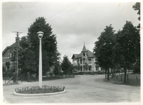 1095-13-107 Pleintje voor de landbouwschool. Op de achtergrond villa Dorcia